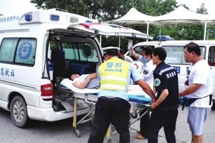 命悬一线牵动人心，救护车临危不乱治病救人_